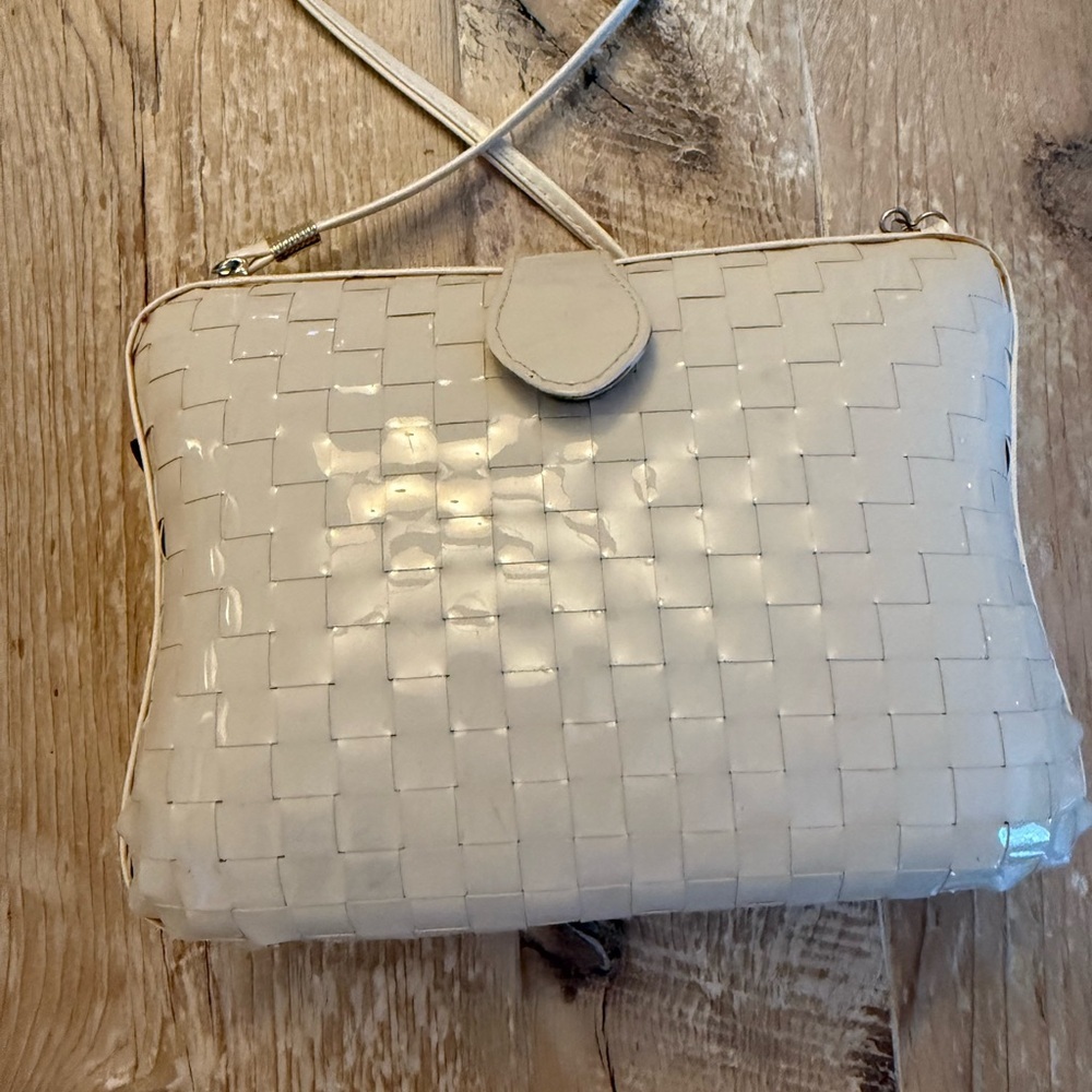 Vintage White Woven Crossbody Bag - Picture 4 of 11